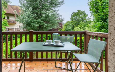 Les Manoirs: Mueble, Madera, Mueble Para Exteriores, Mesa, Silla, Mesa Al Aire Libre, Cocina Y Comedor Mesa, Manchas De Madera, Madera Dura, Jardín