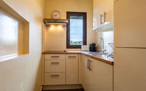 Les Manoirs: Aparato De Cocina, Mostrador, Diseño De Interiores, Madera, Piso, Gabinetes, Cocina, Electrodoméstico, Suelo, Habitación