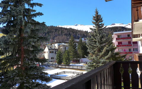 Chesa la Soliva: Cielo, Edificio, Nieve, Montaña, Árbol, Alerce, Ventana, Planta, Pendiente, Barrio Residencial