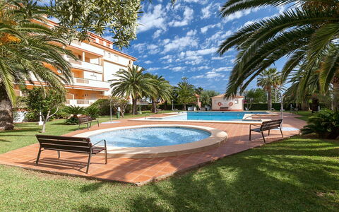 La Marina: Agua, Planta, Cielo, Edificio, Nube, Piscina, Azur, Árbol, Mueble Para Exteriores, Sombra