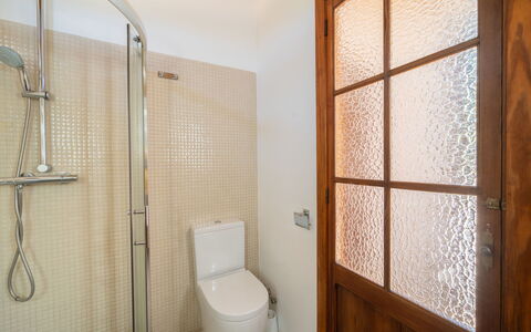 Cas Ciutada: Baño, Arreglo De Tubería, Pared, Piso, Madera, Suelo, Diseño De Interiores, Puerta, Baño, Plomería