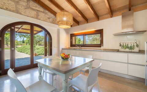 Cas Ciutada: Mueble, Diseño De Interiores, Piso, Madera, Techo, Cocina, Mesa, Suelo, Casa, Cocina Y Comedor Mesa
