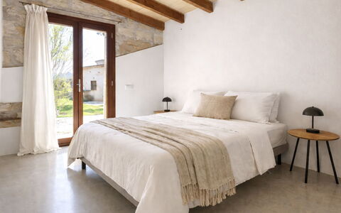 Cas Ciutada: Pared, Habitación, Madera, Piso, Suelo, Cama, Diseño De Interiores, Linos, Sábana, Techo