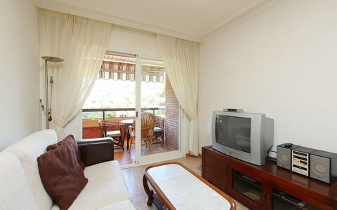 Rambla de Tossa: Mueble, Comodidad, Televisión, Mesa, Madera, Diseño De Interiores, Cortina, Sala, Piso, Suelo