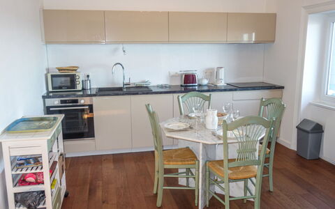 Les Nielles: Gabinetes, Mostrador, Propiedad, Mueble, Lavabo, Ventana, Aparato De Cocina, Silla, Madera, Cocina