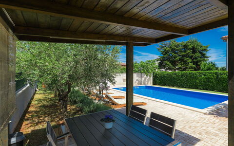 Adria: Planta, Propiedad, Edificio, Agua, Piscina, Sombra, Mueble Para Exteriores, Ventana, Encendiendo, Arquitectura