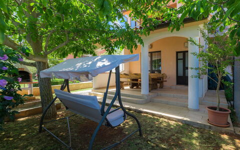 Adria: Planta, Sombra, Árbol, Mueble Para Exteriores, Edificio, Puerta, Hierba, Ocio, Bienes Raíces, Sunlounger
