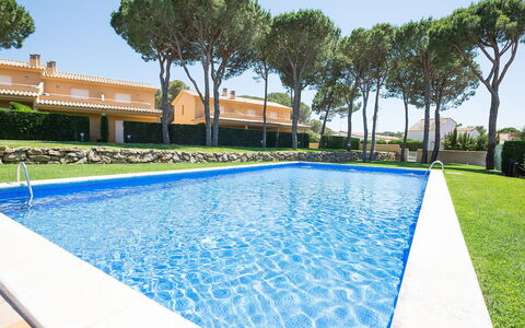 Michele: Agua, Planta, Cielo, Propiedad, Piscina, Árbol, Azur, Sombra, Edificio, Rectángulo