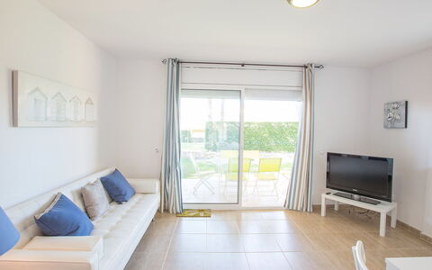 Michele: Edificio, Sofá, Ventana, Comodidad, Sombra, Madera, Casa, Suelo, Piso