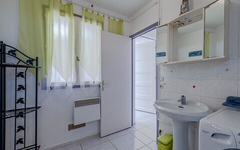 Nautica: Espejo, Propiedad, Grifo, Lavabo, Arreglo De Tubería, Mueble De Baño, Lavabo Del Baño, Baño, Edificio