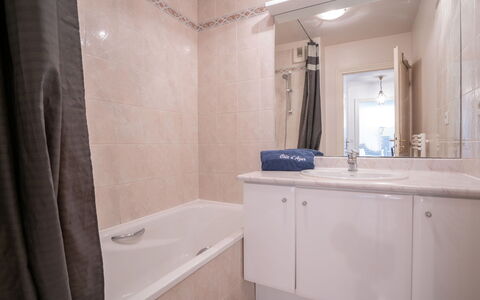 Saint Aygulf 140: Espejo, Arreglo De Tubería, Propiedad, Grifo, Lavabo, Baño, Lavabo Del Baño, Diseño De Interiores, Madera