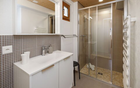 Chalet Almisräba: Baño, Piso, Pared, Arreglo De Tubería, Diseño De Interiores, Lavabo Del Baño, Suelo, Madera, Mueble De Baño, Espejo