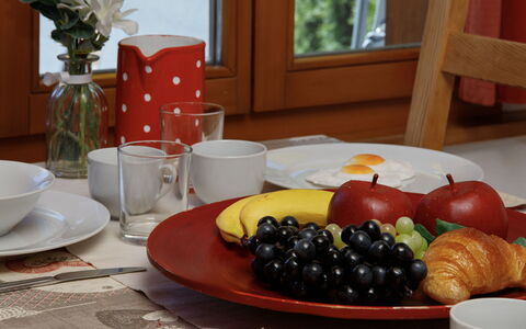 Chalet Almisräba: Vajilla, Utensilios Para Servir, Mueble, Vajilla, Mesa, Fruta, Comida, Drinkware, Plato, Manteles