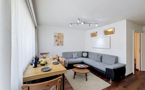 Viktoria a: Mueble, Diseño De Interiores, Piso, Sofá, Suelo, Pared, Habitación, Madera, Techo, Sala
