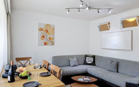 Viktoria a: Mueble, Diseño De Interiores, Sofá, Pared, Piso, Suelo, Madera, Mesa, Sala, Habitación