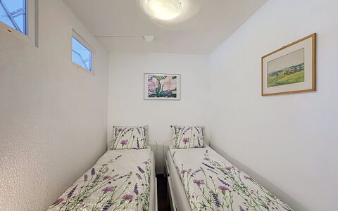 Viktoria a: Pared, Suelo, Piso, Diseño De Interiores, Techo, Habitación, Departamento, Habitación, Cama, Almohada