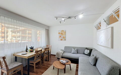 Viktoria a: Mueble, Diseño De Interiores, Sofá, Piso, Pared, Suelo, Madera, Techo, Habitación, Sala