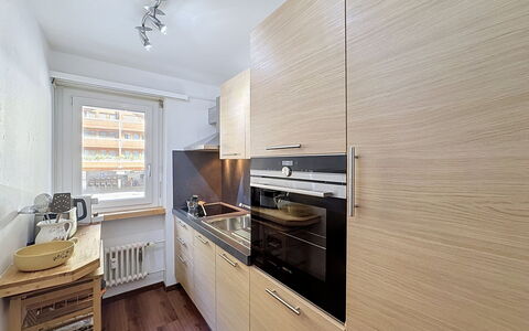 Viktoria a: Aparato De Cocina, Cocina, Mostrador, Electrodoméstico, Gabinetes, Madera, Piso, Diseño De Interiores, Electrodoméstico, Suelo