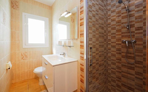 Alberes: Arreglo De Tubería, Lavabo, Propiedad, Grifo, Alcachofa De La Ducha, Baño, Madera, Ducha, Diseño De Interiores