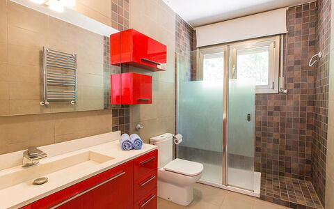 Amalia: Espejo, Mueble De Baño, Arreglo De Tubería, Lavabo, Grifo, Propiedad, Lavabo Del Baño, Gabinetes, Baño, Baño