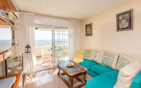 Front Beach: Propiedad, Mueble, Sofá, Mesa, Azur, Sala, Comodidad, Diseño De Interiores, Suelo, Sofá Cama