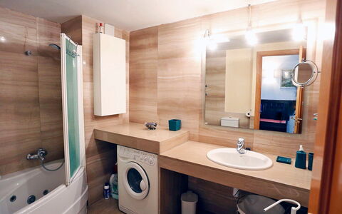 Cambrils Port: Espejo, Grifo, Arreglo De Tubería, Bañera, Propiedad, Lavabo, Lavabo Del Baño, Mueble De Baño, Baño, Ducha