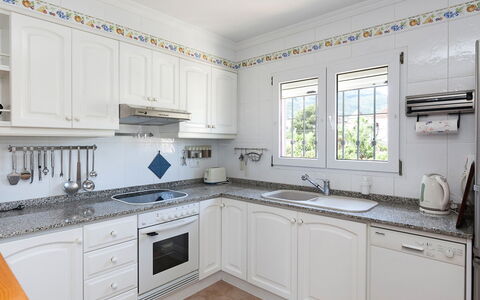 Tulipanes: Gabinetes, Mostrador, Lavabo, Propiedad, Fregadero, Grifo, Ventana, Estufa De Cocina, Cocina, Diseño De Interiores