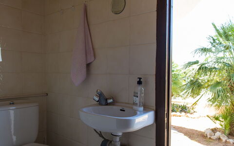 Tana: Grifo, Lavabo Del Baño, Edificio, Arreglo De Tubería, Lavabo, Propiedad, Planta, Espejo, Baño, Púrpura