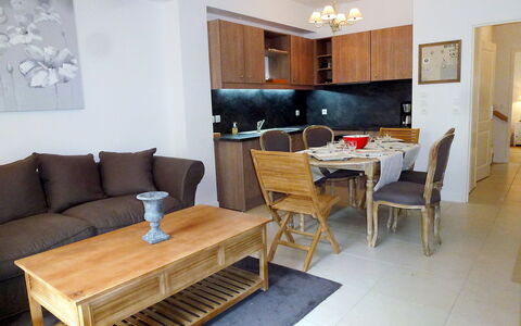 Villa Morny: Mesa, Mueble, Propiedad, Sofá, Madera, Comodidad, Diseño De Interiores, Sala, Lámpara, Suelo