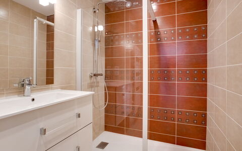 Quiberon 130: Arreglo De Tubería, Propiedad, Puerta De La Ducha, Alcachofa De La Ducha, Edificio, Mueble De Baño, Baño, Ducha, Madera