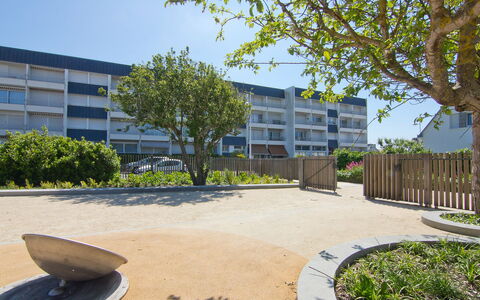 Quiberon 142: Planta, Cielo, Edificio, Tiempo De Día, Árbol, Ventana, Superficie De La Carretera, Diseño Urbano, Arquitectura, Sombra