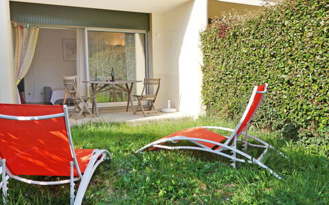 Plein Soleil: Planta, Propiedad, Mueble, Mueble Para Exteriores, Sombra, Cortina, Ocio, Hierba, Silla, Césped
