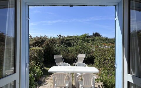 Saint Malo 651: Sombra, Vaso, Eco Hotel, Silla, Mueble Para Exteriores, Mesa Al Aire Libre, La Luz Del Día, Planta De Casa, Balcón