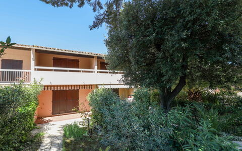 La Galiote: Planta, Cielo, Edificio, Ventana, Árbol, El Terreno Del Lote, Casa, Sombra, Paisaje