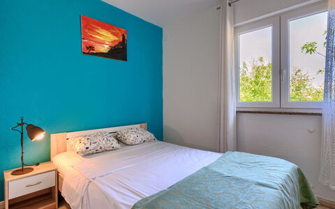 Finida: Mueble, Propiedad, Ventana, Comodidad, Edificio, Azur, Madera, Textil, Diseño De Interiores, Marco De La Cama
