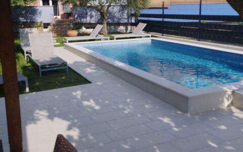 Finida: Piscina, Material Compuesto, Suelo, Recurso, Mueble Para Exteriores, Sombra, Loseta, Fuente De Agua, Ocio, Hormigón