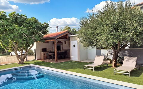 Finida: Piscina, Barrio Residencial, Casa, Recurso, Ocio, Patio Interior, Sombra, Jardín, Inmuebles, Hacienda