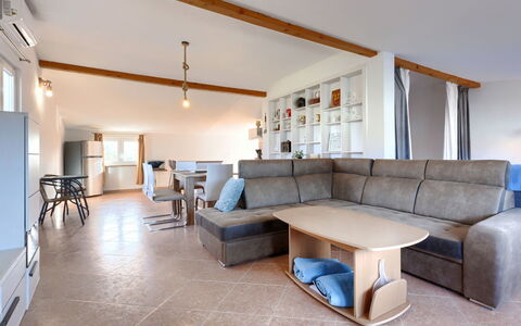 Finida: Mueble, Sofá, Mesa, Propiedad, Marco, Sofá Cama, Diseño De Interiores, Edificio, Sala, Casa