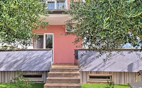 Finida: Casa, Jardín, Balcón, Porche, Pretil, Patio Interior, Escalera, Yarda, Sombra, Paisajismo