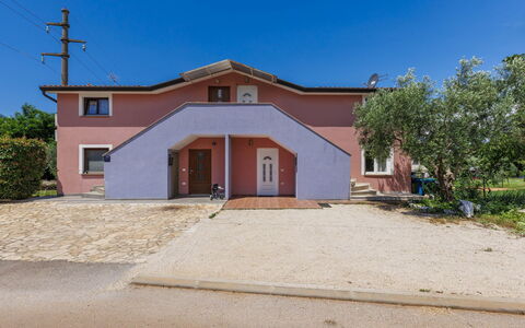 Finida: Cielo, Planta, Edificio, Ventana, Casa, Puerta, Árbol, El Terreno Del Lote, Superficie De La Carretera, Barrio Residencial
