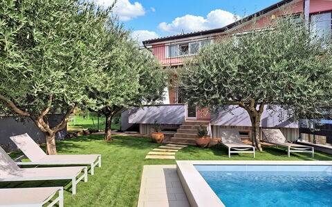 Finida: Piscina, Casa, Barrio Residencial, Casa, Jardín, Inmuebles, Patio Interior, Césped, Yarda, Paisajismo