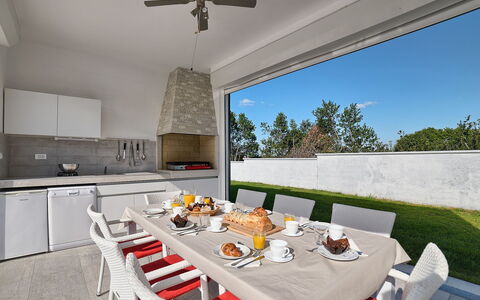 Lungera: Propiedad, Habitación, Mueble, Mesa, Diseño De Interiores, Casa, Edificio, Comedor, Bienes Raíces, Casa