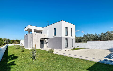 Lungera: Casa, Propiedad, Casa, Arquitectura, Edificio, Barrio Residencial, Bienes Raíces, El Terreno Del Lote, Fachada, Villa
