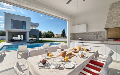 Lungera: Propiedad, Habitación, Diseño De Interiores, Mueble, Edificio, Techo, Casa, Casa, Bienes Raíces, Mesa