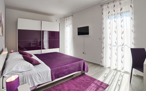 Lungera: Habitación, Habitación, Mueble, Cama, Propiedad, Púrpura, Diseño De Interiores, Sábana, Violeta, Marco De La Cama