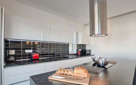 Lungera: Habitación, Mostrador, Propiedad, Diseño De Interiores, Cocina, Mueble, Casa, Edificio, Suelo, Estufa De Cocina