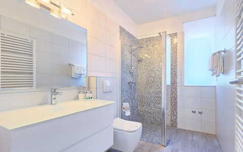 Lungera: Baño, Propiedad, Habitación, Diseño De Interiores, Edificio, Bienes Raíces, Suelo, Arquitectura, Loseta, Casa