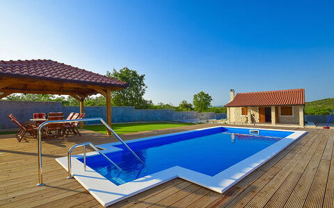 Julija: Piscina, Propiedad, Casa, Bienes Raíces, Sunlounger, Ocio, Recurso, Edificio, Casa, Inmuebles