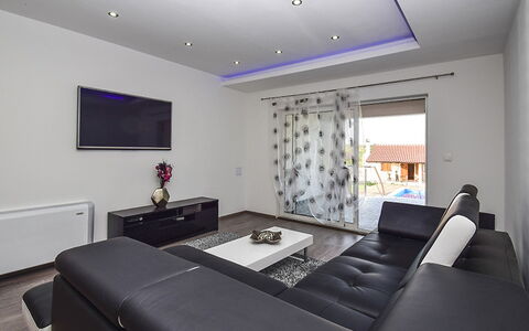 Julija: Habitación, Propiedad, Mueble, Diseño De Interiores, Techo, Edificio, Suelo, Sala, Púrpura, Pared