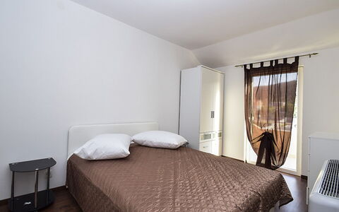 Julija: Habitación, Mueble, Cama, Habitación, Propiedad, Sábana, Marco De La Cama, Diseño De Interiores, Techo, Lecho